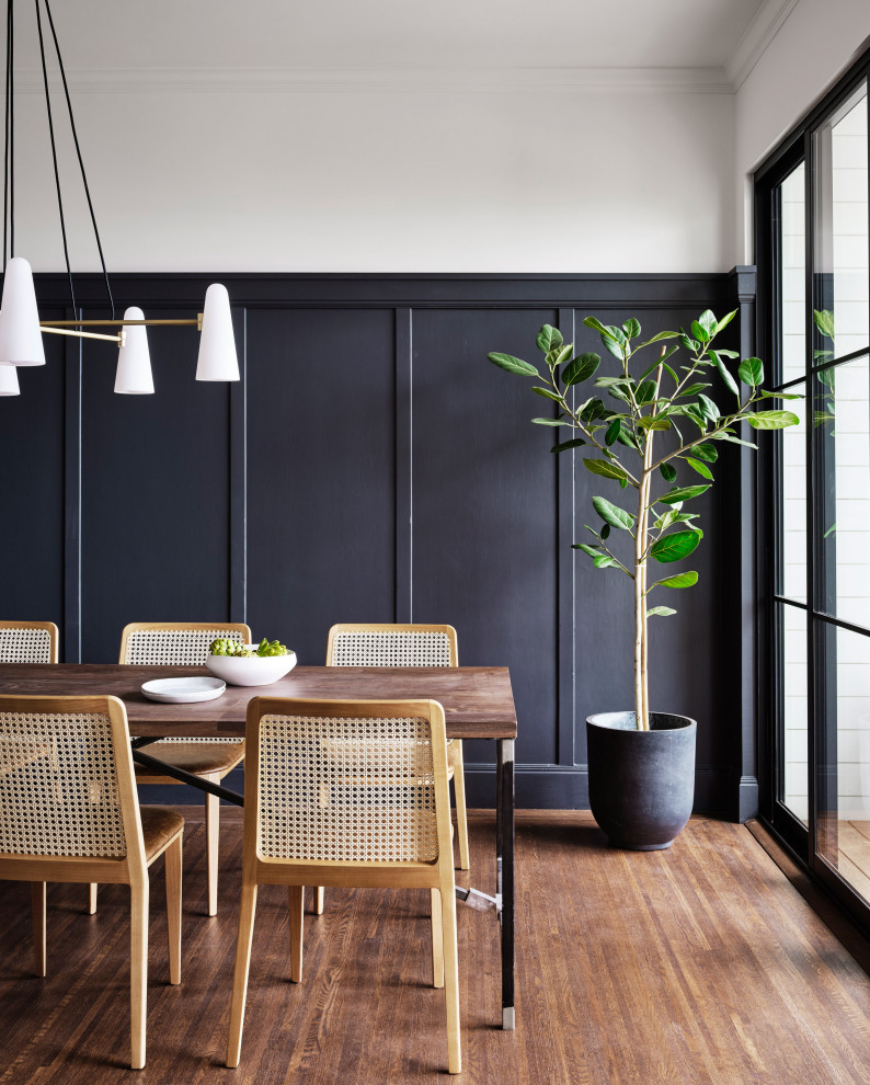 Idéer för ett klassiskt kök med matplats, med vita väggar, mellanmörkt trägolv och brunt golv