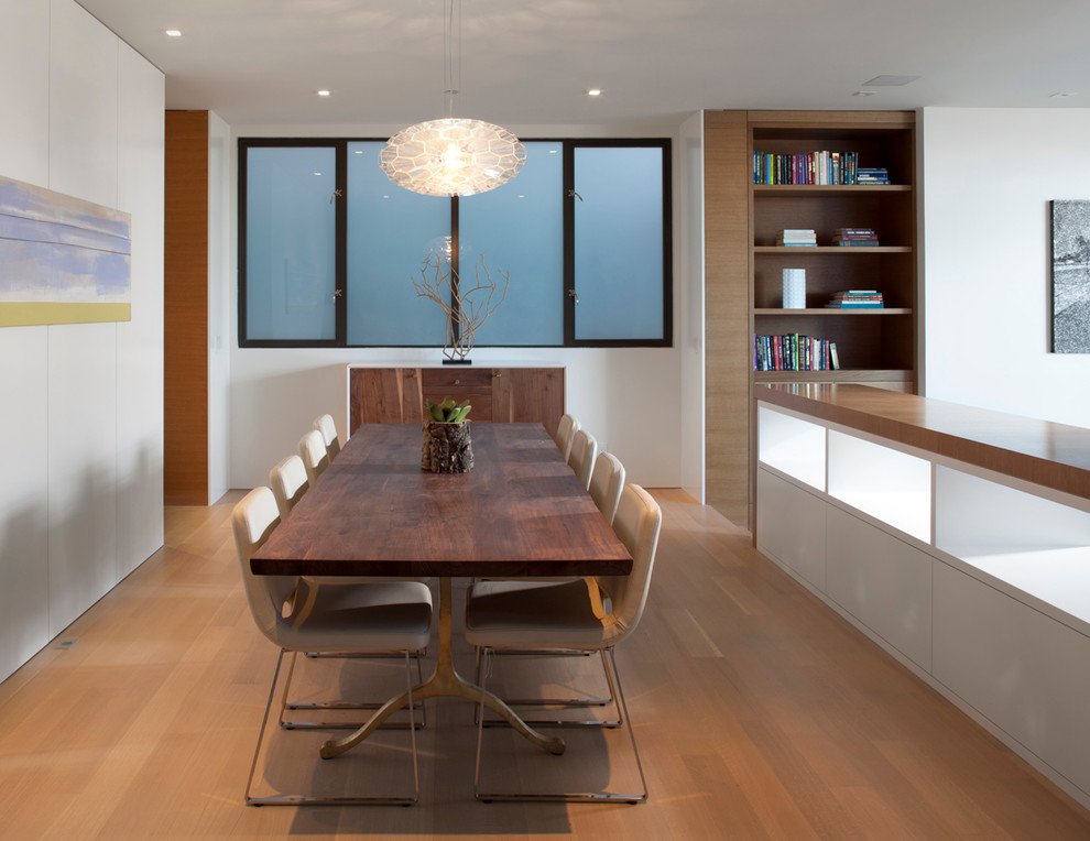 Idee per una sala da pranzo minimalista con pareti bianche e pavimento in legno massello medio