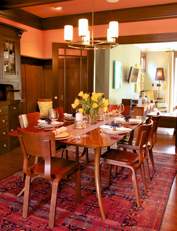 Mid-Century Wohnküche mit oranger Wandfarbe und braunem Holzboden in San Francisco