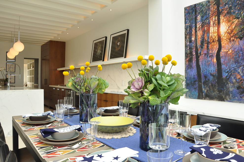 Idée de décoration pour une salle à manger ouverte sur la cuisine design.