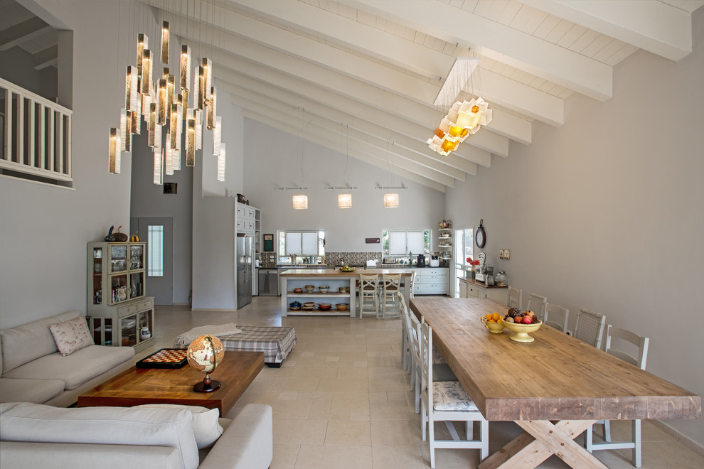 Idee per una sala da pranzo aperta verso la cucina chic con pareti bianche e pavimento in travertino