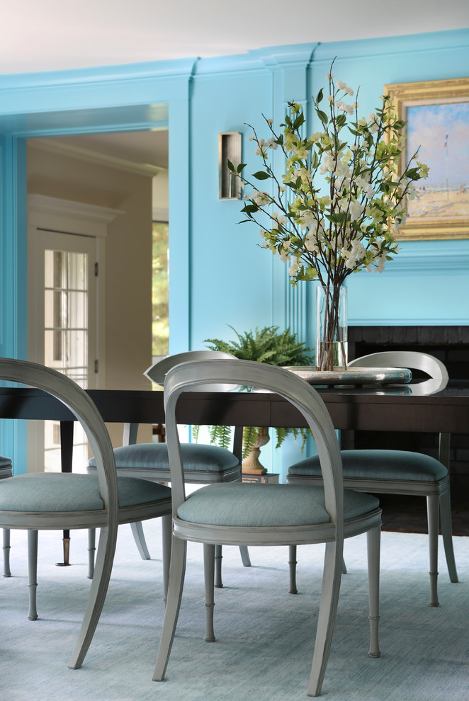 Свежая идея для дизайна: большая отдельная столовая в стиле неоклассика (современная классика) с синими стенами, темным паркетным полом и стандартным камином - отличное фото интерьера