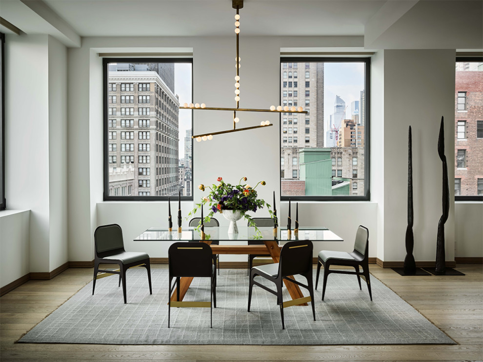 Mittelgroße Moderne Wohnküche mit weißer Wandfarbe, hellem Holzboden und grauem Boden in New York