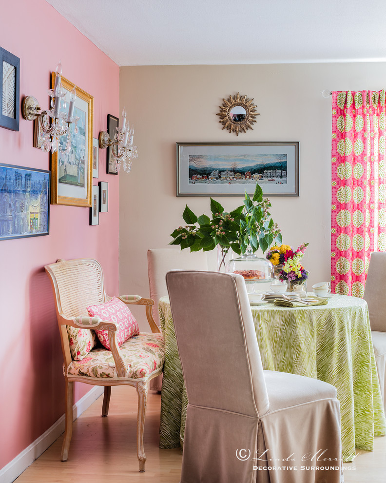 Idee per una piccola sala da pranzo aperta verso il soggiorno eclettica con pareti rosa e parquet chiaro