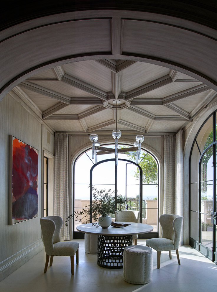 Esempio di una sala da pranzo mediterranea con pareti beige e pavimento bianco