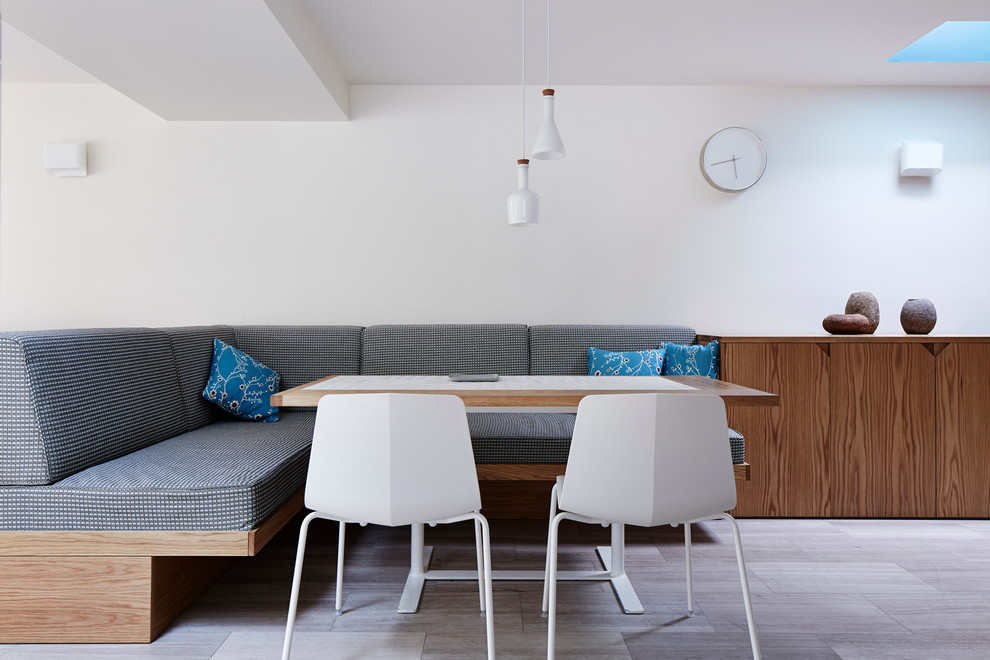Esempio di una piccola sala da pranzo aperta verso la cucina scandinava con pareti bianche e pavimento in marmo