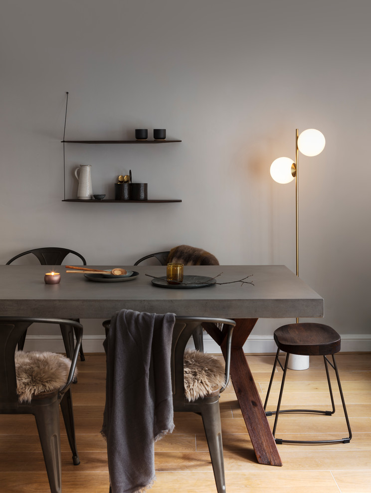 Diseño de comedor escandinavo grande abierto con paredes grises, suelo de madera clara y suelo beige