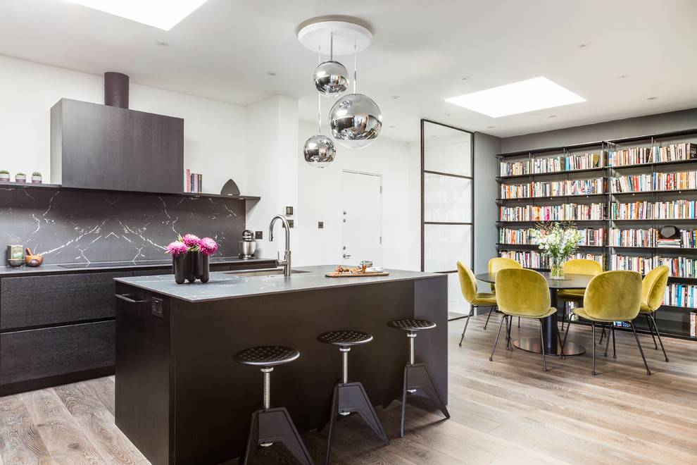 Foto di una sala da pranzo aperta verso il soggiorno minimal di medie dimensioni con pavimento beige, pareti bianche e parquet chiaro