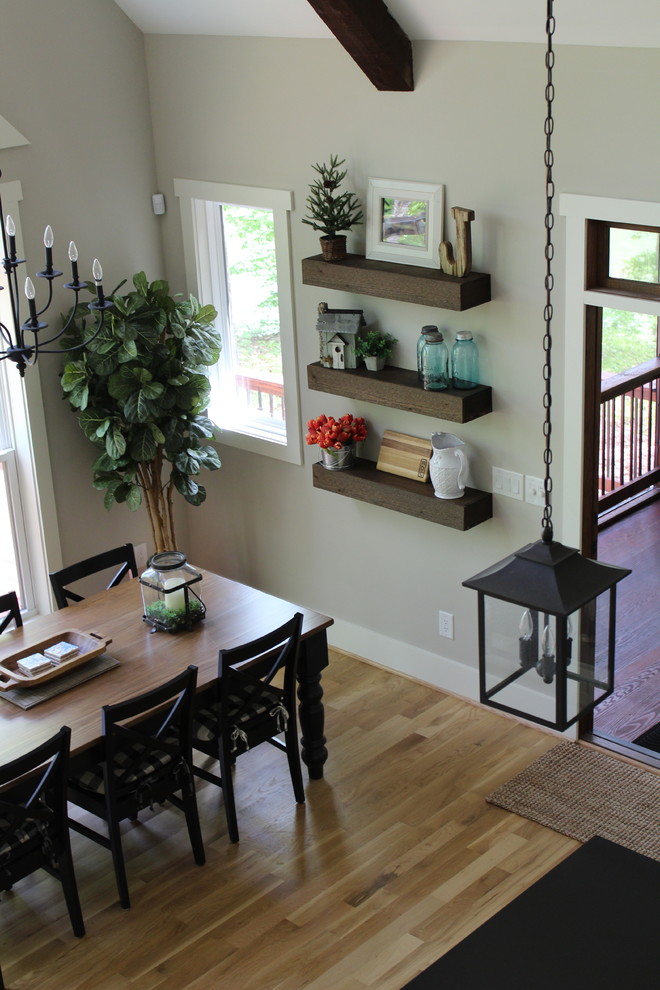 Стильный дизайн: кухня-столовая среднего размера в стиле кантри с серыми стенами, светлым паркетным полом и коричневым полом - последний тренд