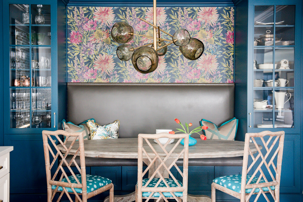 Foto de comedor clásico renovado con paredes multicolor