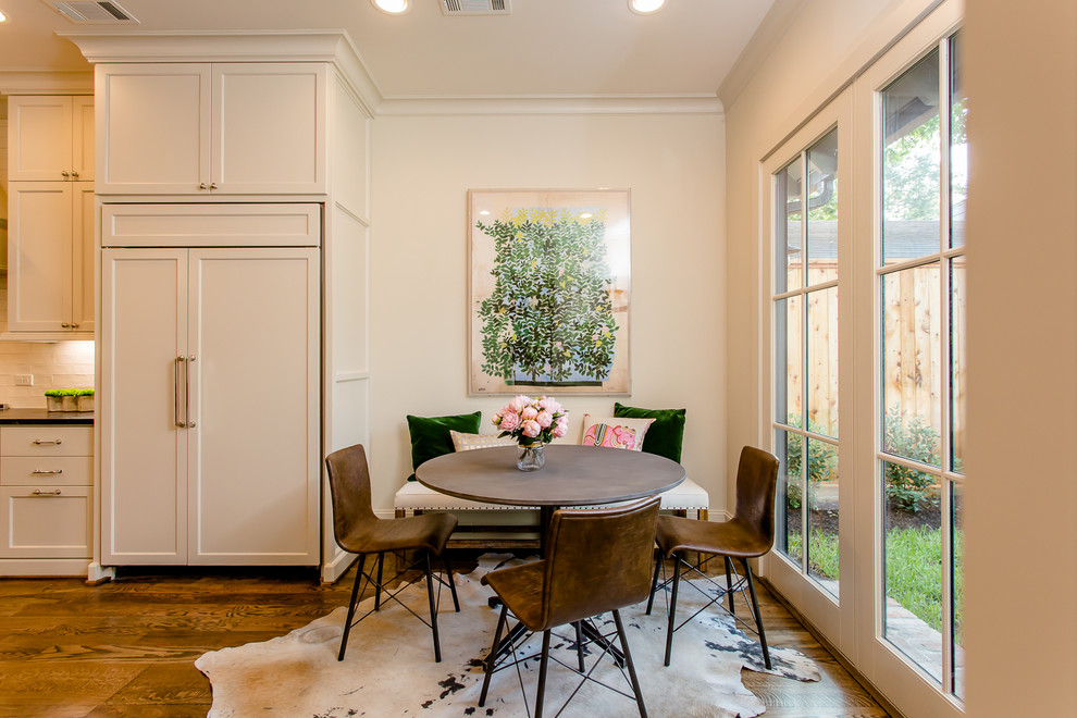 Diseño de comedor de cocina clásico renovado de tamaño medio sin chimenea con paredes beige y suelo de madera oscura