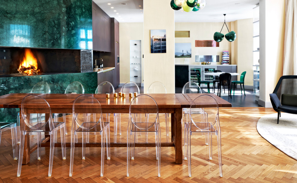 Foto di una sala da pranzo aperta verso la cucina minimal di medie dimensioni con pareti beige, pavimento in legno massello medio e camino lineare Ribbon