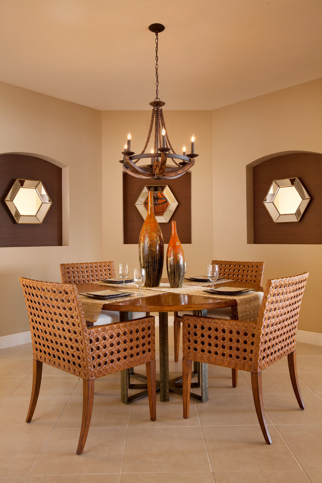 Пример оригинального дизайна: маленькая гостиная-столовая в стиле ретро с коричневыми стенами, полом из керамической плитки и бежевым полом без камина для на участке и в саду