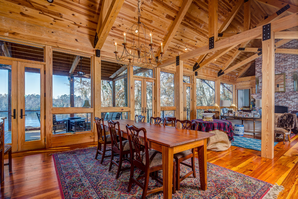 Foto di una sala da pranzo stile rurale con pavimento in legno massello medio e pavimento marrone