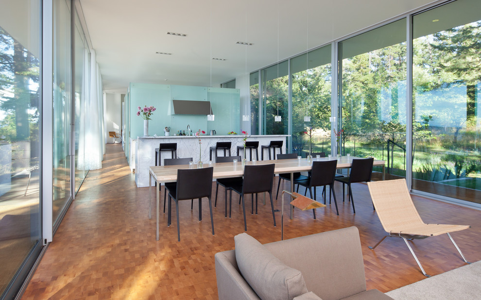 Ispirazione per una sala da pranzo aperta verso il soggiorno moderna di medie dimensioni con pavimento in legno massello medio e pareti bianche