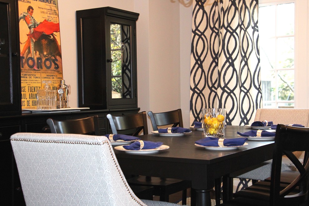 Inspiration pour une grande salle à manger ouverte sur la cuisine traditionnelle avec un mur gris et parquet foncé.