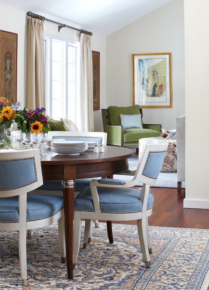 Aménagement d'une grande salle à manger ouverte sur le salon classique avec un mur beige, parquet clair et un sol marron.