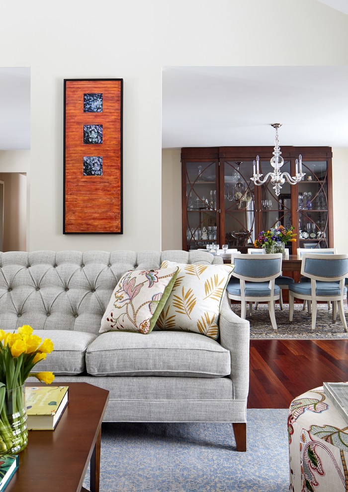 Idée de décoration pour une grande salle à manger ouverte sur le salon tradition avec un mur beige, parquet clair et un sol marron.
