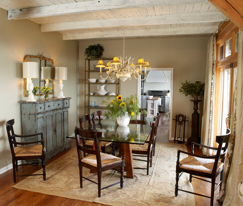 Idée de décoration pour une salle à manger ouverte sur le salon champêtre de taille moyenne avec un mur beige, parquet clair et aucune cheminée.