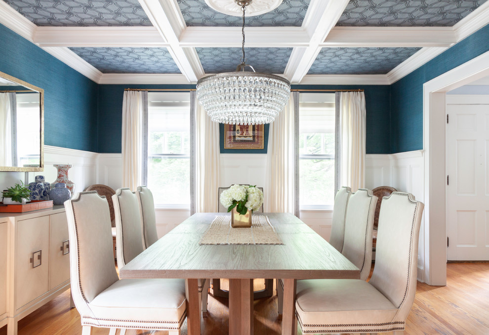 Foto di una sala da pranzo classica chiusa con pareti blu, pavimento in legno massello medio e pavimento marrone