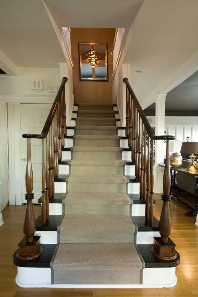 Источник вдохновения для домашнего уюта: лестница в стиле неоклассика (современная классика) с деревянными ступенями