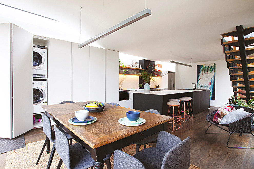Mittelgroße Moderne Wohnküche mit weißer Wandfarbe, dunklem Holzboden und braunem Boden in Melbourne