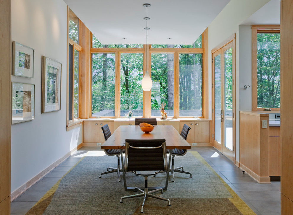 Moderne Wohnküche ohne Kamin mit weißer Wandfarbe und Porzellan-Bodenfliesen in Seattle