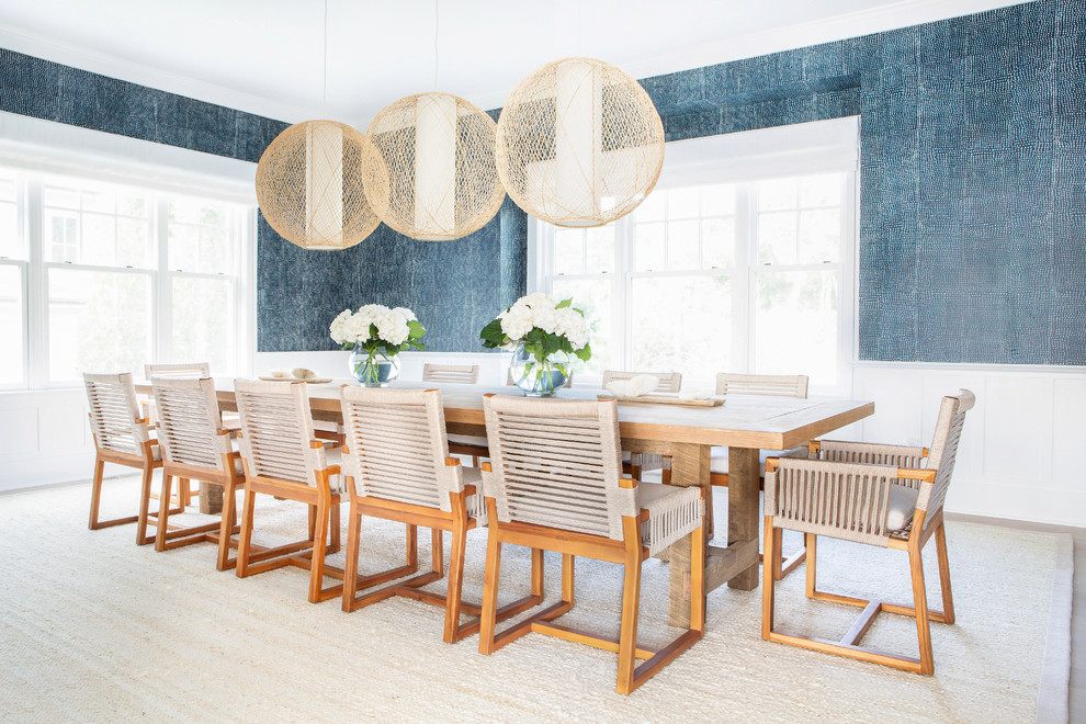 Foto di una grande sala da pranzo stile marino chiusa con pareti blu, parquet chiaro, nessun camino e pavimento beige