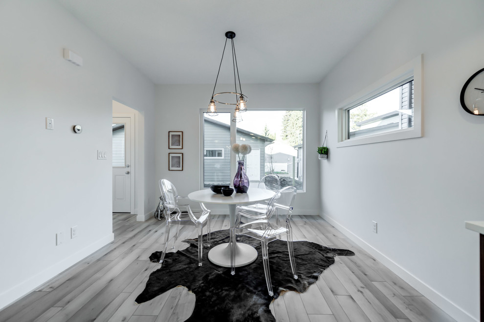 エドモントンにある低価格の小さなコンテンポラリースタイルのおしゃれなダイニングキッチン (白い壁、クッションフロア、白い床) の写真