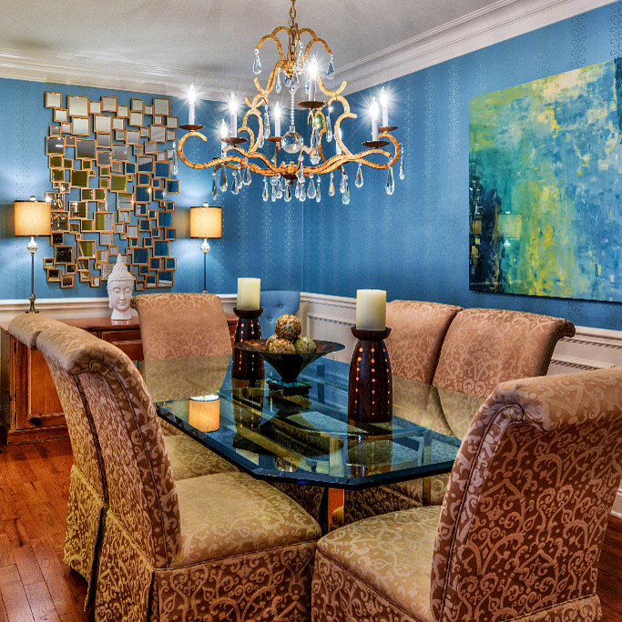 Esempio di una sala da pranzo tradizionale con pavimento in legno massello medio e pareti blu