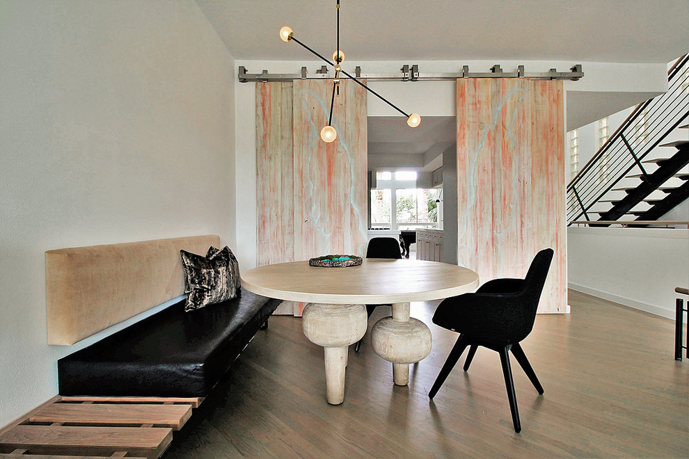 Mittelgroße Moderne Wohnküche ohne Kamin mit weißer Wandfarbe und hellem Holzboden in Orange County