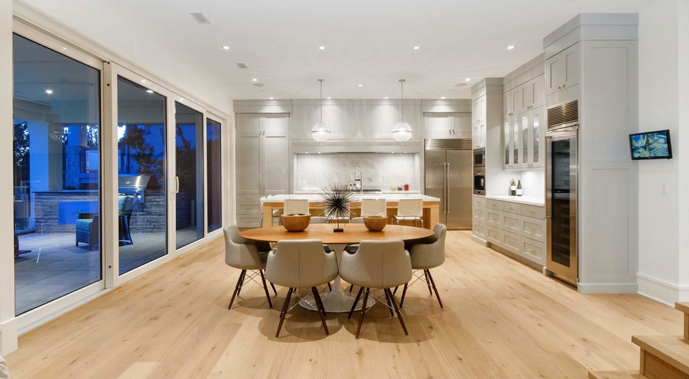 Mittelgroße Moderne Wohnküche mit grauer Wandfarbe und hellem Holzboden in New York