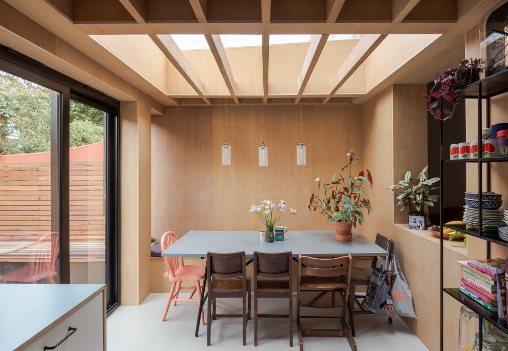 Стильный дизайн: столовая в стиле ретро с бежевыми стенами, белым полом, деревянным потолком и деревянными стенами - последний тренд