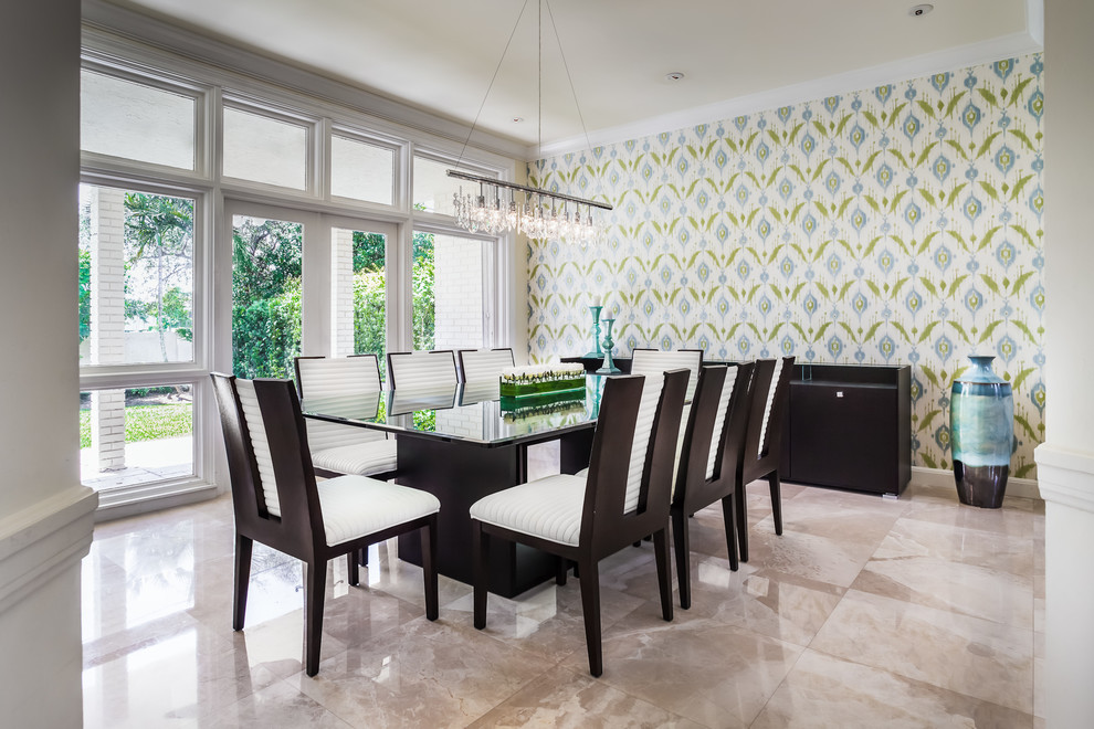 Aménagement d'une salle à manger contemporaine avec un mur multicolore et un sol en marbre.