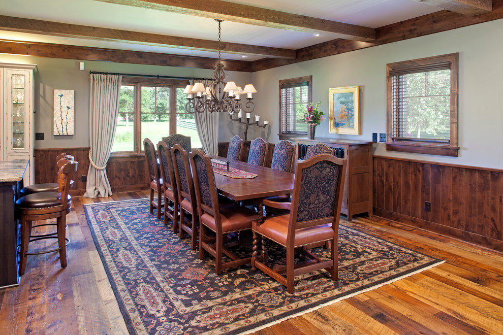 Esempio di una grande sala da pranzo aperta verso la cucina country con pavimento in legno massello medio