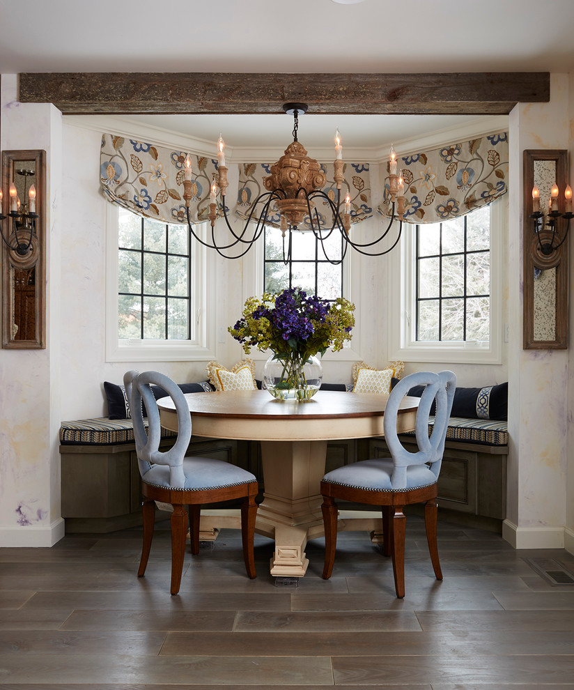 Idée de décoration pour une salle à manger ouverte sur la cuisine avec un sol en bois brun et un mur blanc.