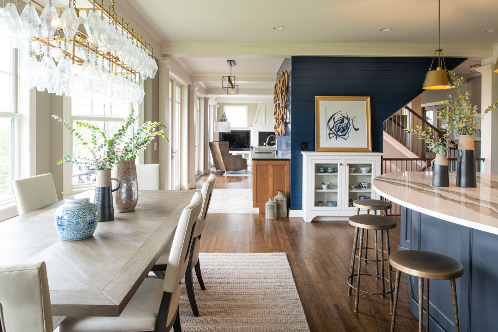 Große Klassische Wohnküche mit grauer Wandfarbe, braunem Holzboden und braunem Boden in Minneapolis
