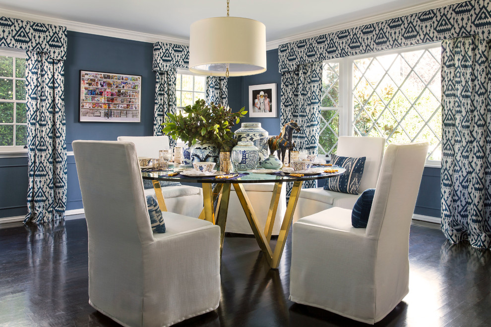 Idee per una sala da pranzo tradizionale chiusa con pareti blu e parquet scuro