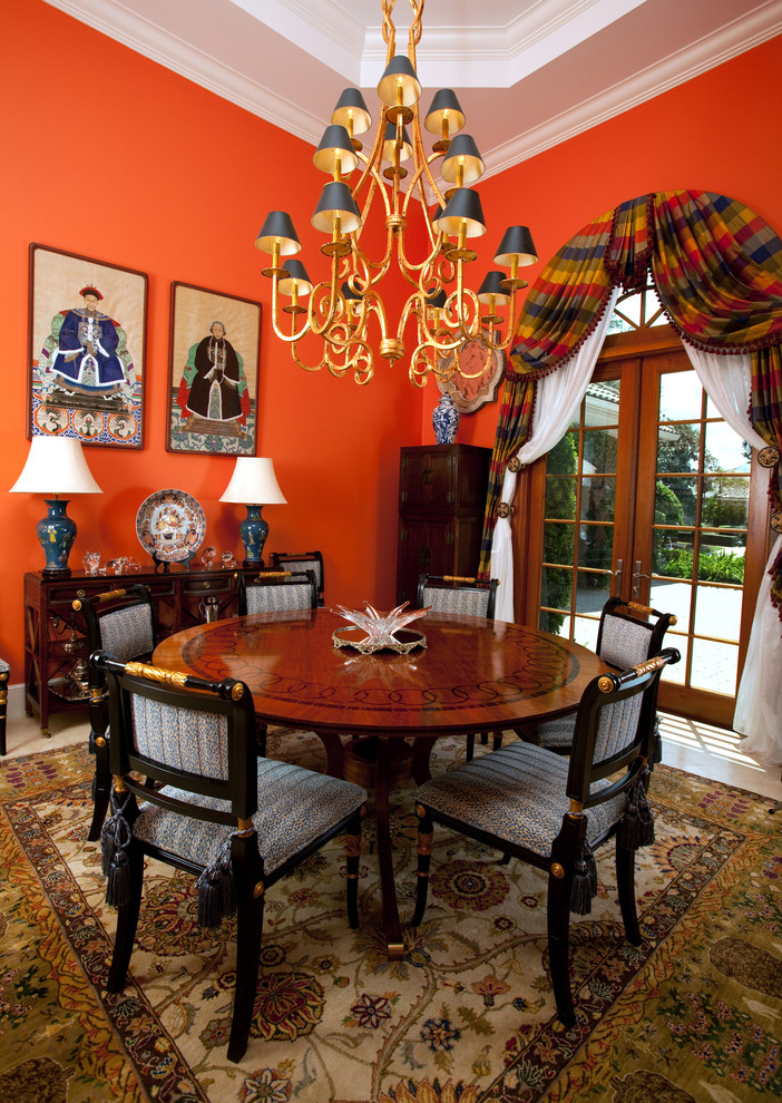 На фото: столовая в классическом стиле с оранжевыми стенами