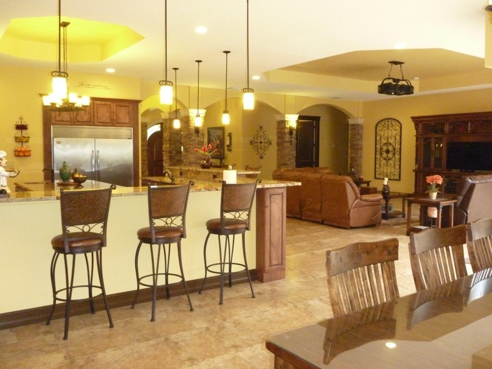 Идея дизайна: большая гостиная-столовая в средиземноморском стиле с полом из керамической плитки, желтыми стенами и бежевым полом без камина