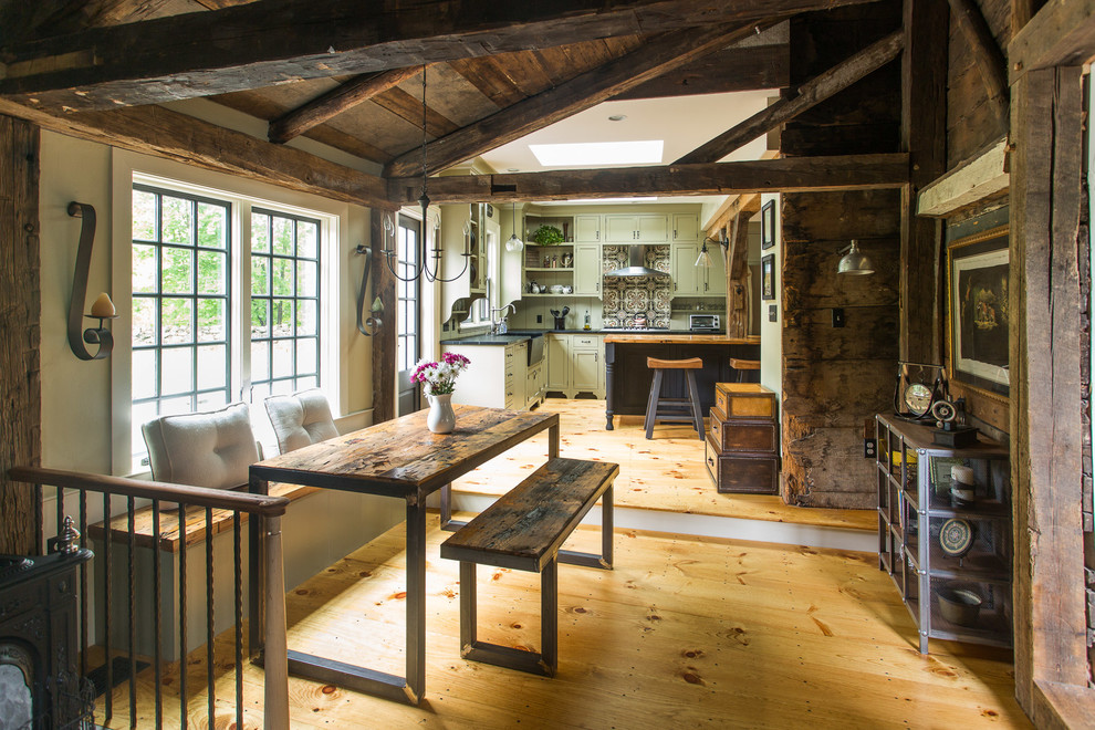 Ispirazione per una piccola sala da pranzo aperta verso la cucina rustica con parquet chiaro e nessun camino