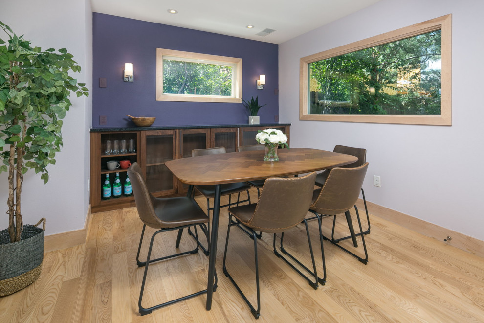 На фото: маленькая кухня-столовая в современном стиле с фиолетовыми стенами и светлым паркетным полом для на участке и в саду