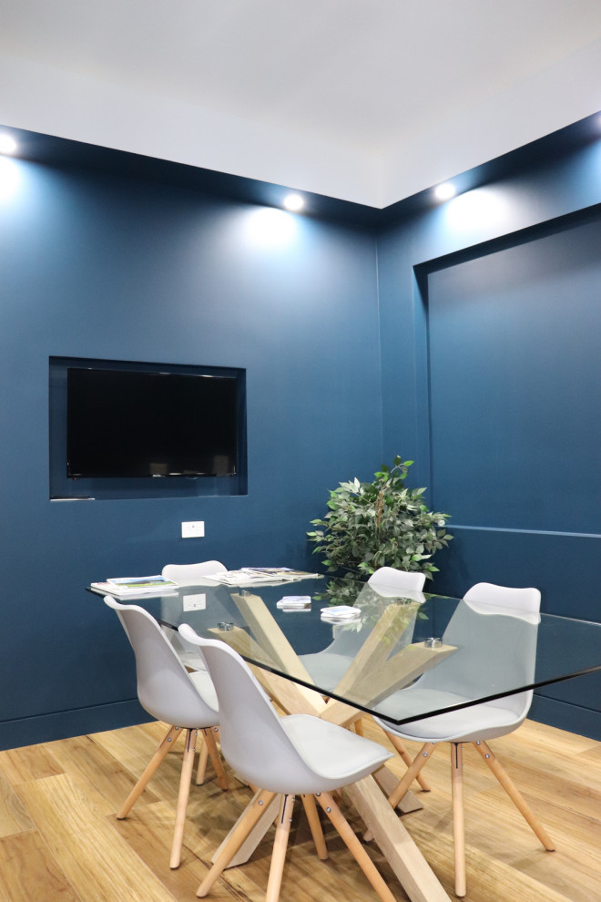 Immagine di una sala da pranzo con pareti blu