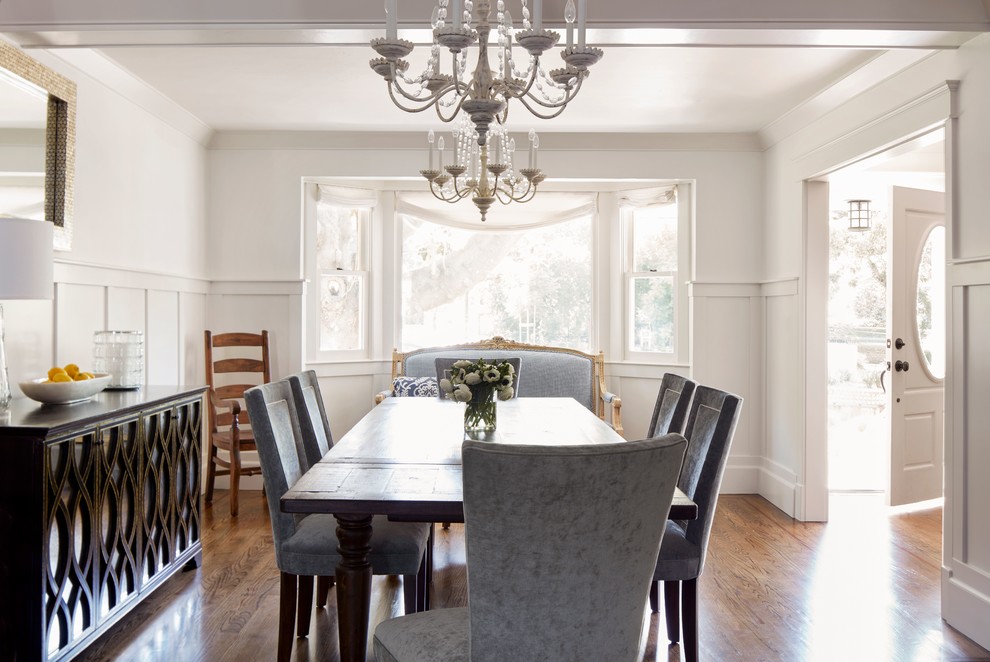 Diseño de comedor clásico renovado con paredes blancas, suelo de madera oscura y suelo marrón