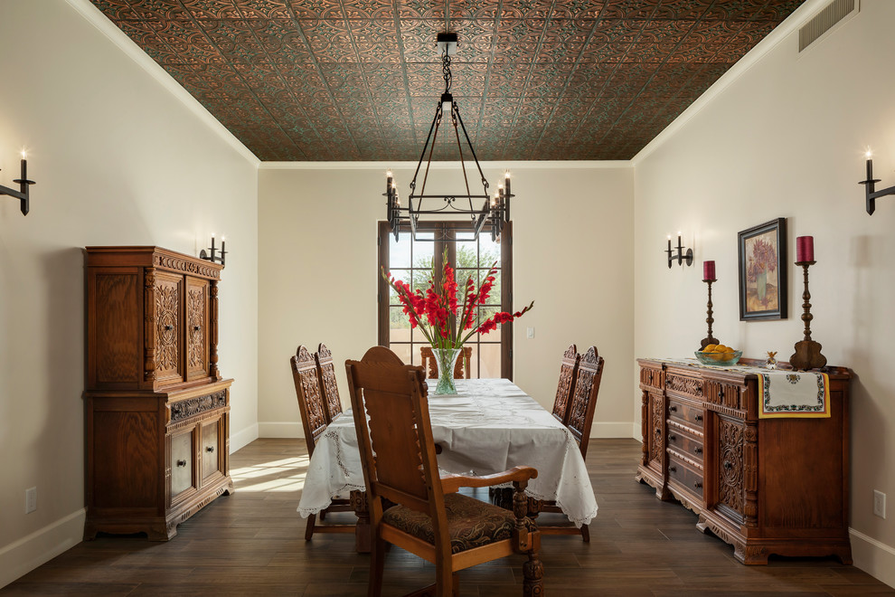Cette photo montre une salle à manger sud-ouest américain de taille moyenne avec un mur beige, un sol en carrelage de céramique et un sol marron.