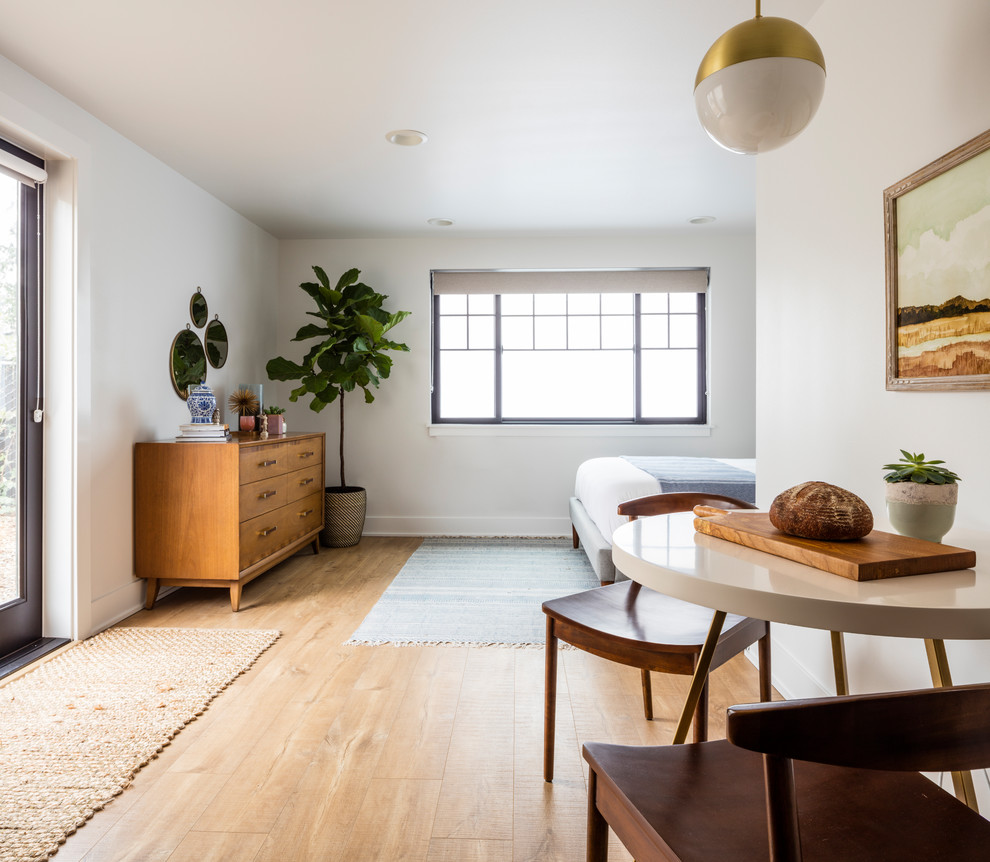 Kleine Skandinavische Wohnküche ohne Kamin mit weißer Wandfarbe, Laminat und braunem Boden in Seattle