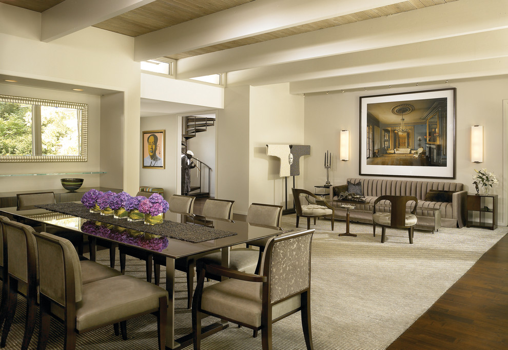 Esempio di una sala da pranzo aperta verso il soggiorno minimal con pareti beige e parquet scuro