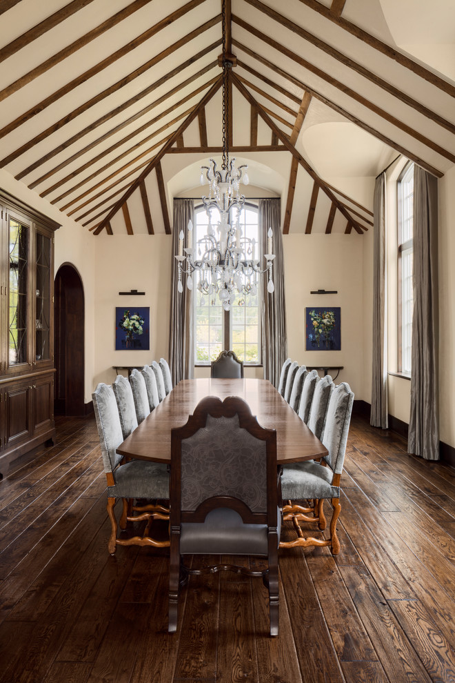 Esempio di un'ampia sala da pranzo classica chiusa con pareti beige, parquet scuro e pavimento marrone
