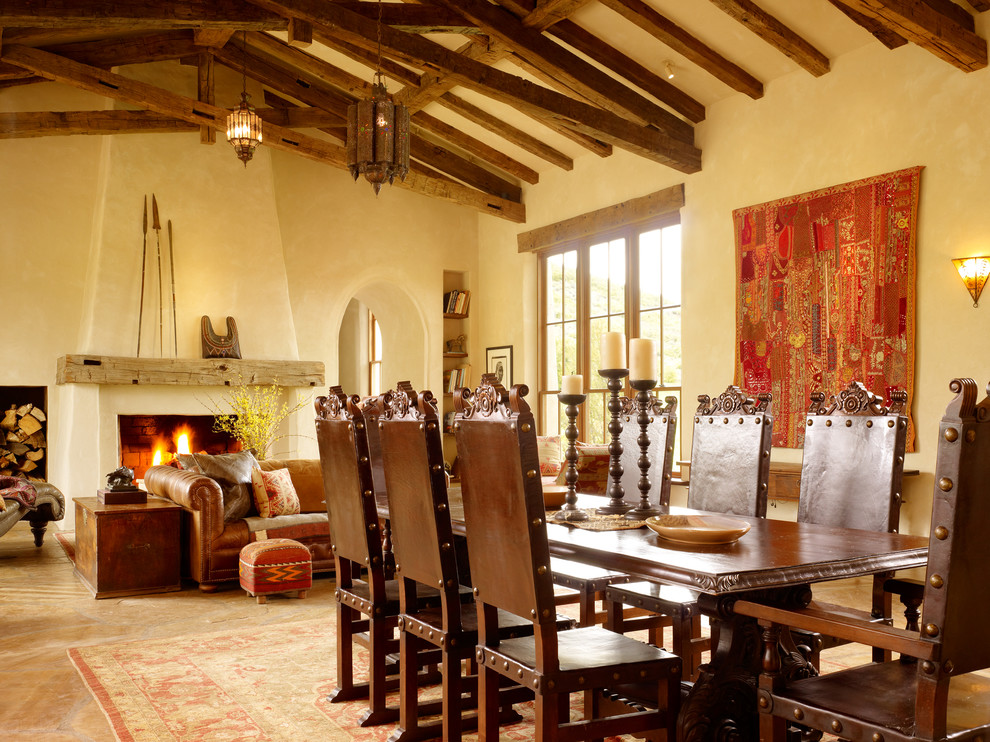 Immagine di una sala da pranzo aperta verso il soggiorno mediterranea con pareti beige
