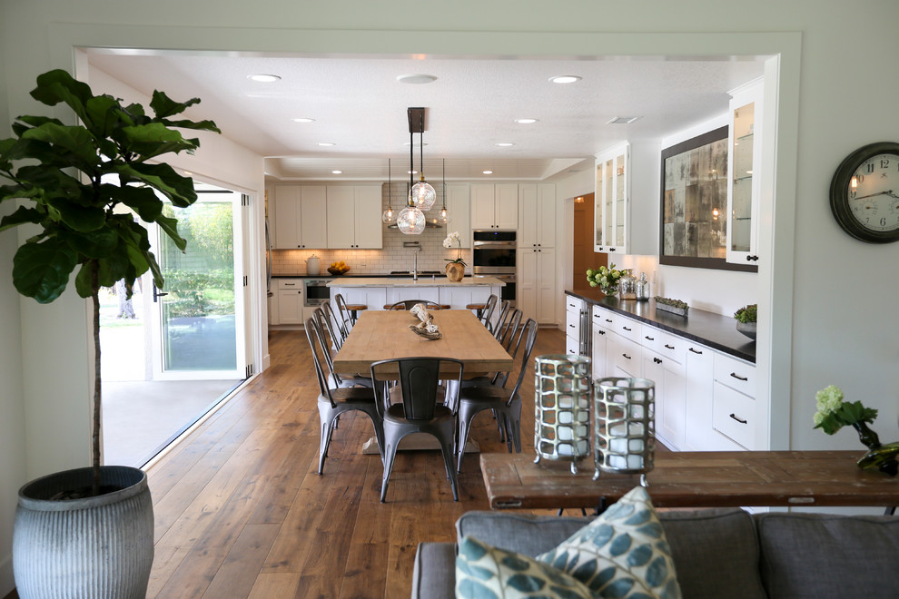 Imagen de comedor de cocina de estilo de casa de campo con suelo de madera en tonos medios